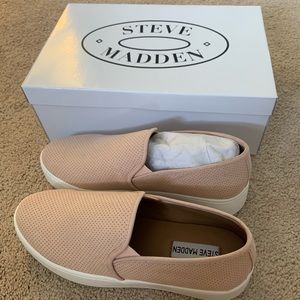 BRAND NEW STEVE MADDEN SLIP ONS!